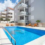 Apartamento Sara 4 *