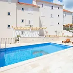 Apartamento Sara 4 *
